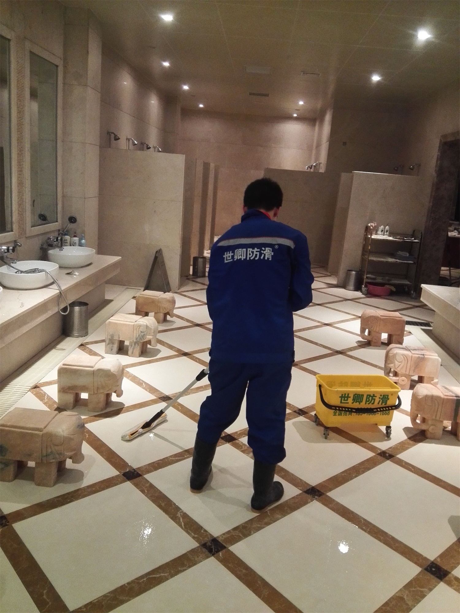 金色世纪休闲浴场地面防滑处理完工
