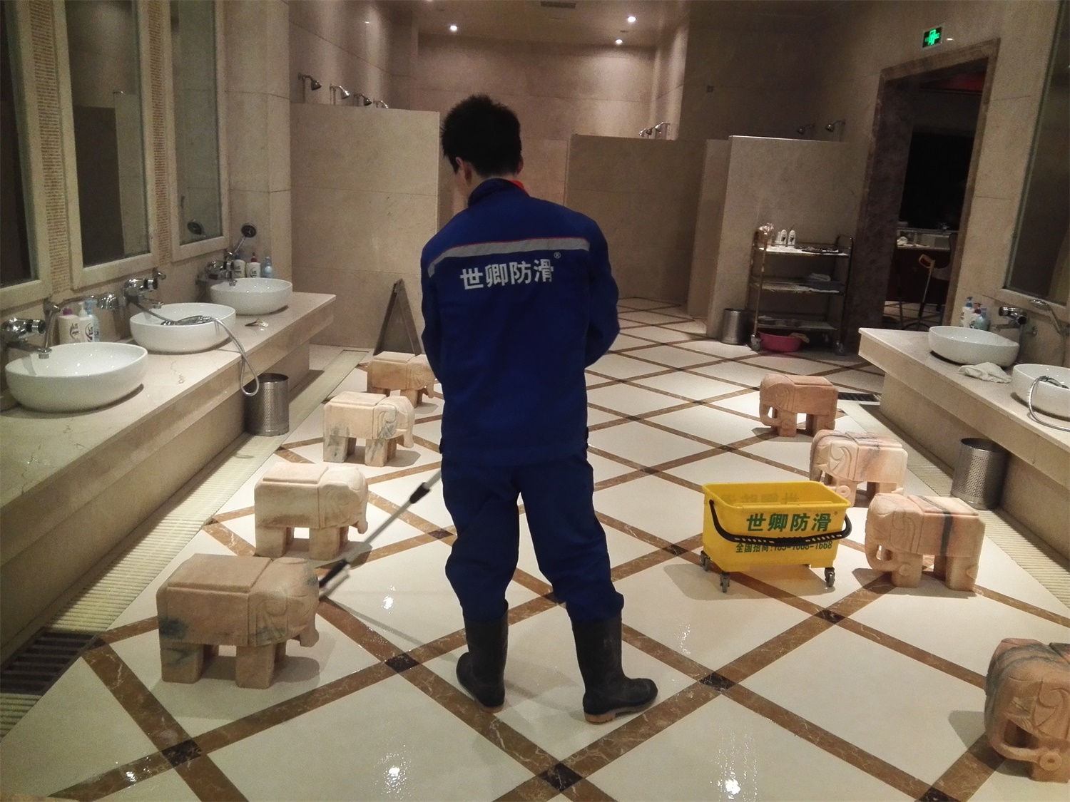 金色世纪休闲浴场地面防滑处理完工