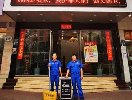 在瓷砖地面爬行穿什么防滑